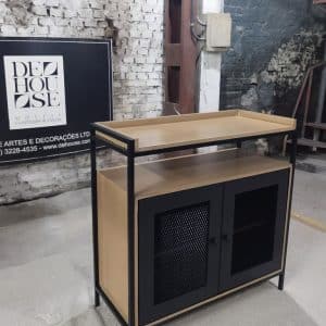 Mueble contemporáneo con marco metálico negro, puertas de malla negra y encimera de madera clara, ideal para almacenamiento y decoración moderna.