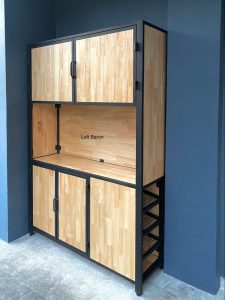 Gabinete alto de madera clara con marco negro de metal, cuenta con cuatro puertas y estantes laterales de rejilla. Diseño moderno y funcional para almacenaje en interiores.