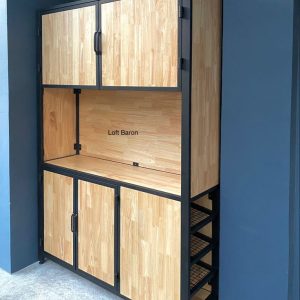 Gabinete alto de madera clara con marco negro de metal, cuenta con cuatro puertas y estantes laterales de rejilla. Diseño moderno y funcional para almacenaje en interiores.